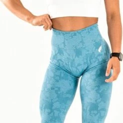 DM Training Wild Camo Sportlegging Dames - Squat Proof, Stylish Camouflage & High Waist - Blue / Blauw 14 DM Training Wild Camo Sportlegging Dames - Squat Proof, Stylish Camouflage & High Waist - Blue / Blauw -Sportkleding-Dames Winkel 326x840 1