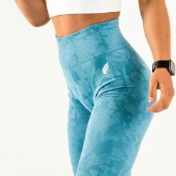 DM Training Wild Camo Sportlegging Dames - Squat Proof, Stylish Camouflage & High Waist - Blue / Blauw 13 DM Training Wild Camo Sportlegging Dames - Squat Proof, Stylish Camouflage & High Waist - Blue / Blauw -Sportkleding-Dames Winkel 445x840 2