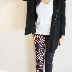 Sankalpa Eco Yoga Legging - Recycled PET Flessen - Sportlegging Dames - Fitness Legging - Duurzaam - Maat S/M - Zwart Met Goud -Sportkleding-Dames Winkel 469x840 2