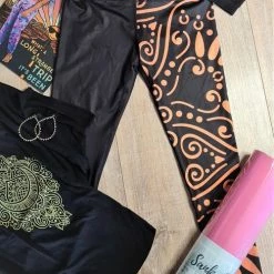 Sankalpa Eco Yoga Legging - Recycled PET Flessen - Sportlegging Dames - Fitness Legging - Duurzaam - Maat S/M - Zwart Met Goud -Sportkleding-Dames Winkel 488x840 1