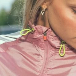 Gofluo. Sunrise Hardloopjasje - Reflecterende Jas - Fluorescerend - Veiligheid Jack - Hardloophesje - Veilig De Weg Op - Roze - S -Sportkleding-Dames Winkel 550x309 4